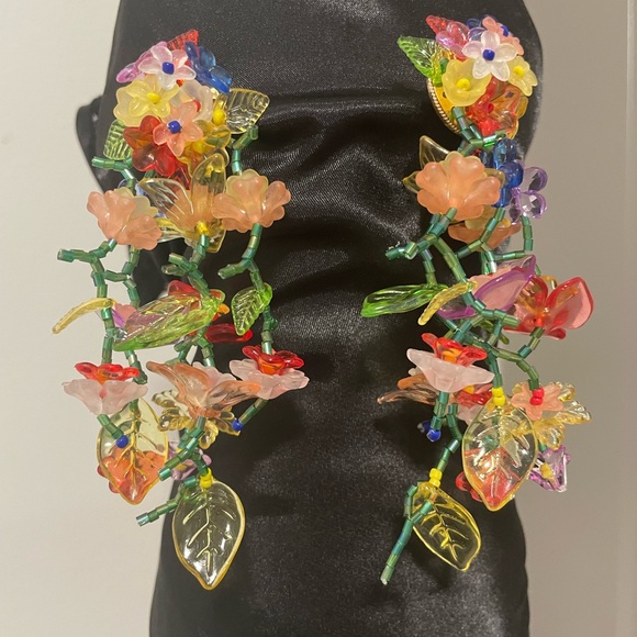 LOVELY!!MULTICOLOR FLORAL BEADED DROP EARRINGS🌸🌼🌻🌹🥀…. - Picture 3 of 4